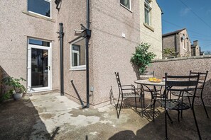 Outdoor dining - Spacious 2 Bed House Lancaster (Lancashire)