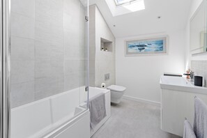 Shower, hair dryer, towels - Teign View is set high above the Teign Estuary with panoramic sea views (Teignmouth)