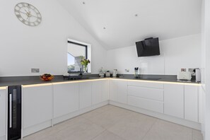 Fridge, microwave, oven, dishwasher - Teign View is set high above the Teign Estuary with panoramic sea views (Teignmouth)