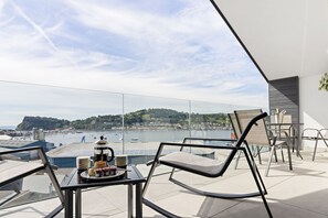 Outdoor dining - Teign View is set high above the Teign Estuary with panoramic sea views (Teignmouth)