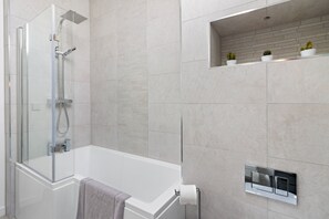 Dusche, Haartrockner, Handtücher