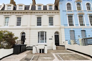 Exterior - Sea Breeze is a stylish two-bedroom luxury coastal apartment (Teignmouth)