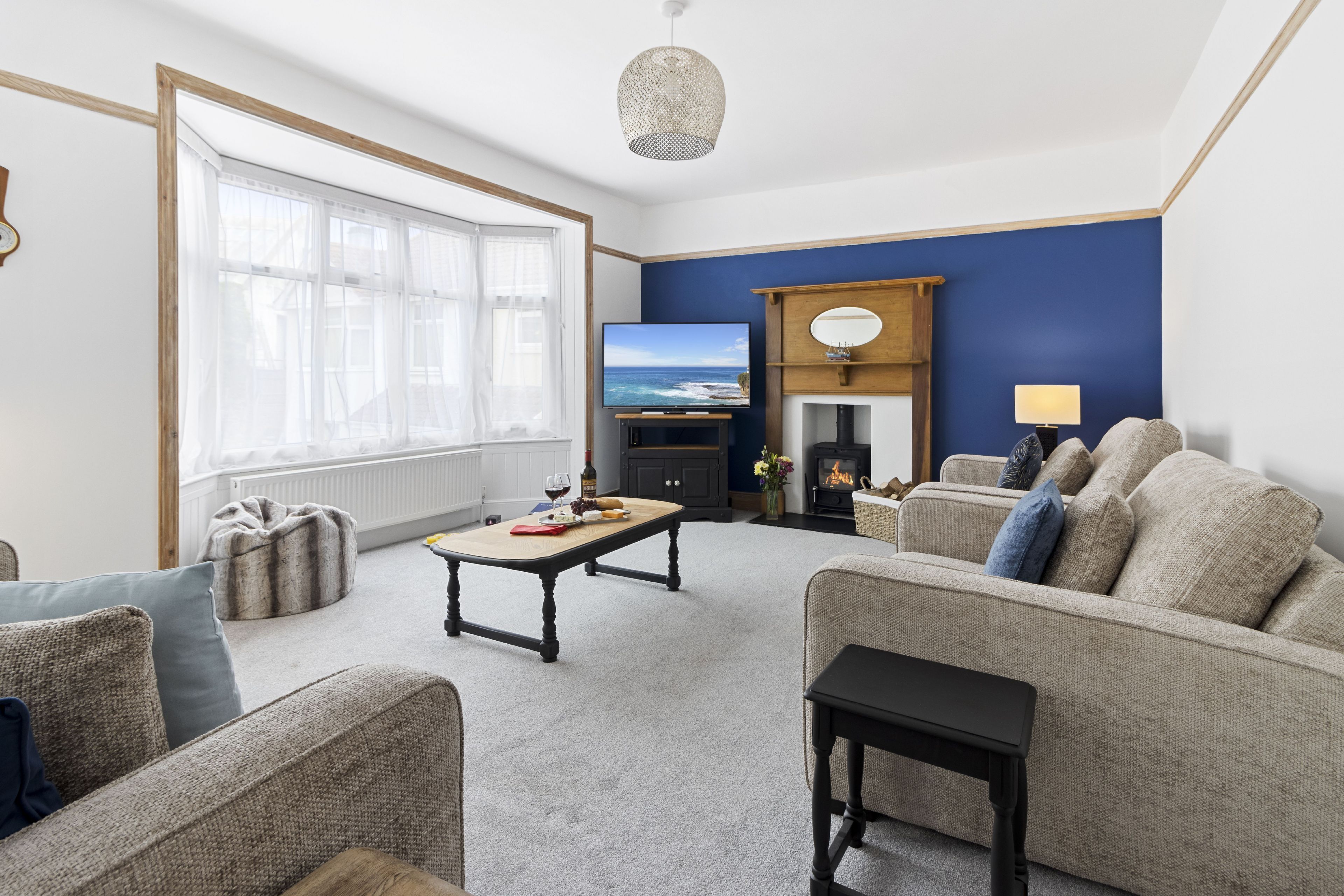 Smart TV, fireplace, stereo