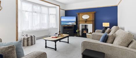 Smart TV, fireplace, stereo