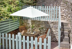 Outdoor dining - Limpet Cottage is a quirky, character-filled, dog-friendly home in Brixham (Brixham)