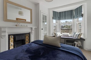 2 bedrooms, WiFi, bed sheets - Limpet Cottage is a quirky, character-filled, dog-friendly home in Brixham (Brixham)