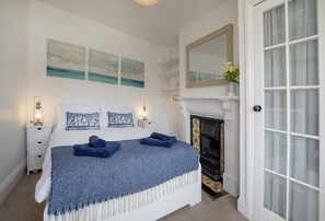 2 bedrooms, WiFi, bed sheets - Limpet Cottage is a quirky, character-filled, dog-friendly home in Brixham (Brixham)