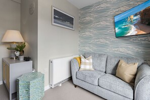 Smart TV, stereo - Seven - La Petite Maison is a stylish, dog-friendly holiday home in Brixham (Brixham)