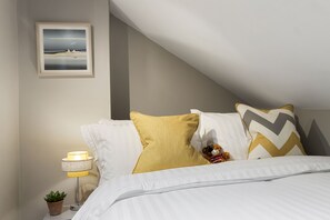 3 bedrooms, travel cot, WiFi, bed sheets - Seven - La Petite Maison is a stylish, dog-friendly holiday home in Brixham (Brixham)
