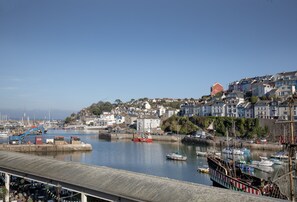 A harbor with boats, a pier, and buildings along the waterfront. - Seven - La Petite Maison is a stylish, dog-friendly holiday home in Brixham (Brixham)