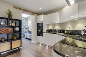 Fridge, microwave, oven, dishwasher - Seven - La Petite Maison is a stylish, dog-friendly holiday home in Brixham (Brixham)