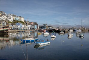 A harbor with boats docked, buildings in the background, and calm water. - Seven - La Petite Maison is a stylish, dog-friendly holiday home in Brixham (Brixham)