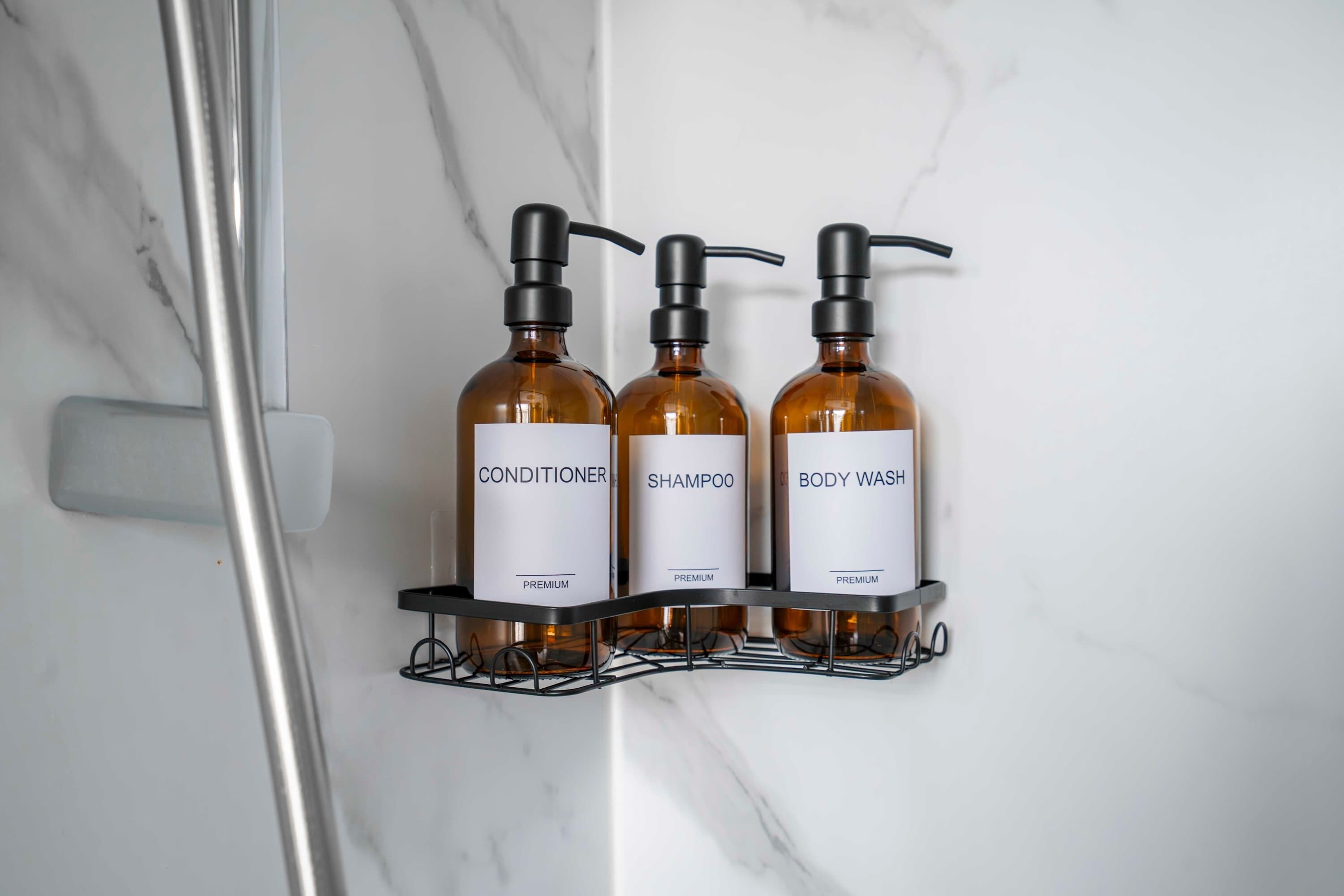 Douche, sèche-cheveux, serviettes fournies, shampoing