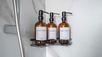 Douche, sĂšche-cheveux, serviettes fournies, shampoing