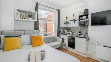 Iron/ironing board, WiFi, bed sheets