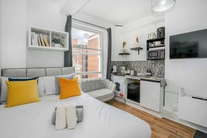 Iron/ironing board, WiFi, bed sheets - Top Floor Studio w/ Views | 3 min Tube | W14 (Greater London)