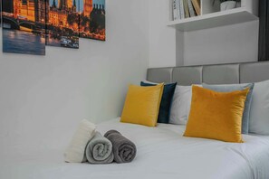 Iron/ironing board, WiFi, bed sheets - Top Floor Studio w/ Views | 3 min Tube | W14 (Greater London)
