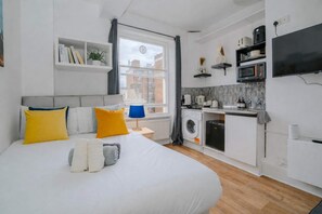 Iron/ironing board, WiFi, bed sheets - Top Floor Studio w/ Views | 3 min Tube | W14 (Greater London)