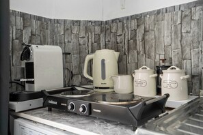 Microwave, stovetop, coffee/tea maker, electric kettle - Top Floor Studio w/ Views | 3 min Tube | W14 (Greater London)