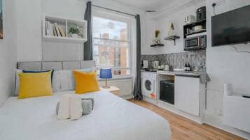 Iron/ironing board, WiFi, bed sheets