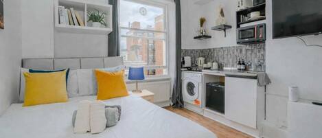 Iron/ironing board, WiFi, bed sheets