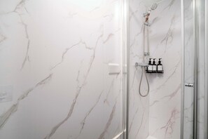 Shower, hair dryer, towels, shampoo - Mezzanine Studio | 3 min Tube | West Kensington (Greater London)