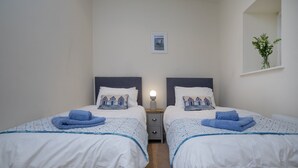 2 slaapkamers, een strijkplank/strijkijzer, reisbedje, wifi