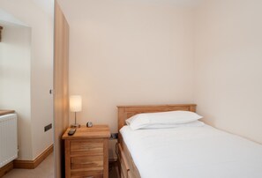 3 habitaciones, tabla de planchar con plancha, wifi y ropa de cama 