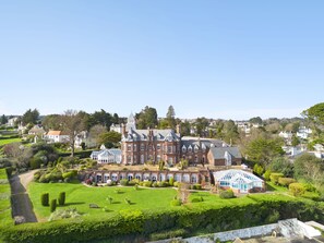 Exterior - Apartment 16 is a stunning one bedroom garden apartment in Chelston (Torquay)