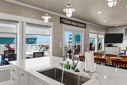 6BR Beach View | Spacious Deck with Pool & Hot Tub | Sleeps 22