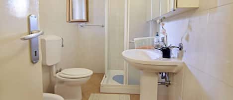 อพาร์ทเมนท์, 1 ห้องนอน, ระเบียง, วิวสวน | ห้องน้ำ