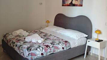 2 slaapkamers, een bureau, een strijkplank/strijkijzer, gratis wifi