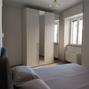 2 habitaciones, escritorio, tabla de planchar con plancha y wifi gratis 