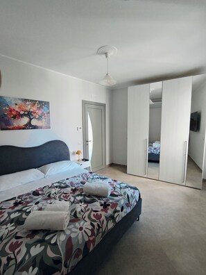2 bedrooms, desk, iron/ironing board, WiFi (free)