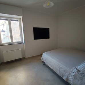 2 habitaciones, escritorio, tabla de planchar con plancha y wifi gratis 
