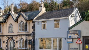Un edificio con un cartello che indica le direzioni per il centro del paese e Torquay, strada A379.
