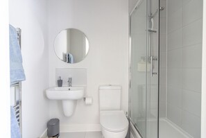 Shower, hair dryer, towels - Oystercatcher Court- coastal apartment in the peaceful village of Maidencombe (Maidencombe)