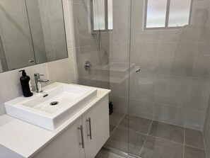 Douche, séchoir à cheveux, serviettes fournies