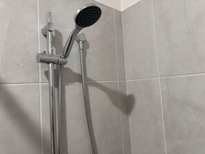 Douche, séchoir à cheveux, serviettes fournies
