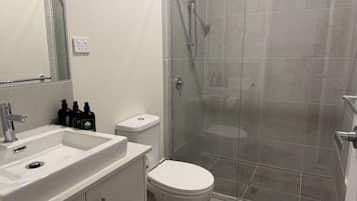 Douche, sèche-cheveux, serviettes fournies