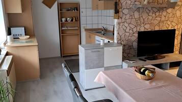 Køleskab, mikrobølgeovn, ovn, kogeplade