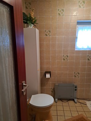 Suihku, hiustenkuivaaja, pyyhkeet