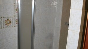 Ducha, secador de pelo, toallas
