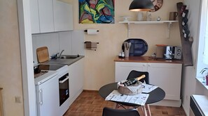 Frigorífic, microones, forn i placa de cuina 
