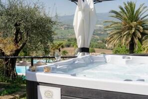 Outdoor spa tub - Villa Ippolito by MMega (Sant'Ippolito)