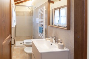 Een douche, een haardroger, een bidet, handdoeken