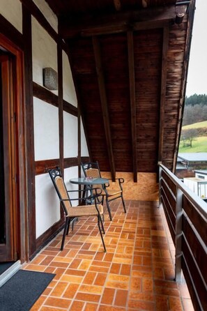 Superior-Doppelzimmer, Balkon, Gartenblick | Speisen im Freien