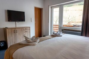 Habitación doble superior, balcón, vista al jardín | Wifi gratis