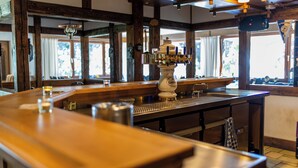 Eine Bar mit Zapfhahn, Theke und Holzbalken.