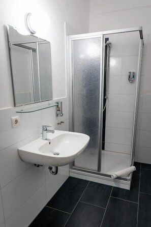 Shower, hair dryer, towels, soap - Hotel Tiefenhagen Sauerland (Lennestadt)